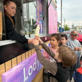 Uczniowie kupują lody z automatu 