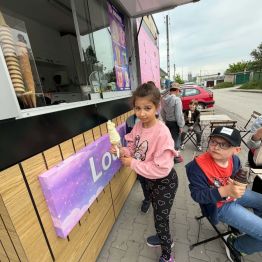 Uczniowie kupują lody z automatu