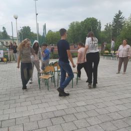 wspólna zabawa przy muzyce
