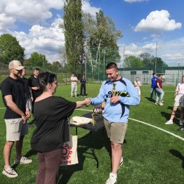 Patryk odbiera nagrodę dla najlepszego bramkarza.