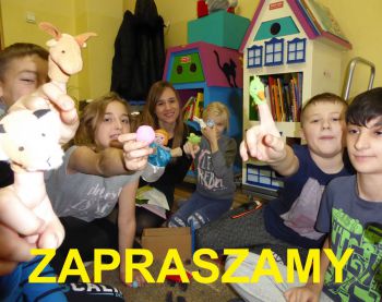 Uczniowie z pacynkami na palcach, napis: Zapraszamy