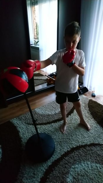 Uczeń w rękawicach bokserskich