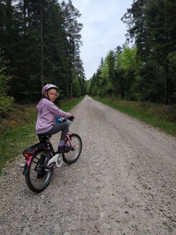 Uczennica na rowerze