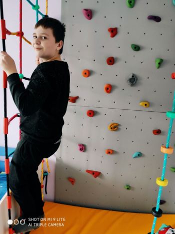 Uczeń na ściance wspinaczkowej