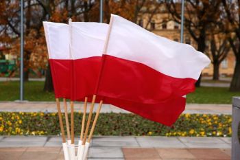 Trzy biało-czerwone flagi powiewają na wietrze