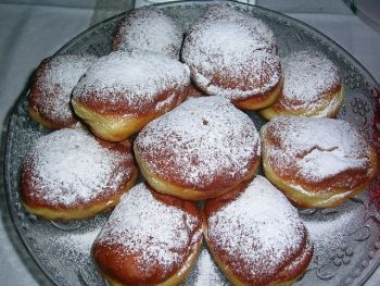 Pączki z pudrem.