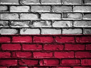 Flaga Polski na murze.