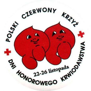 Uśmiechnięte kropelki krwi. Napis: Polski Czerwony Krzyż.