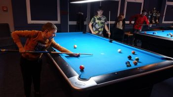 Uczniowie grają w bilard