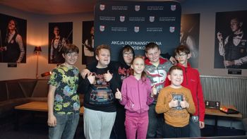 Grupa uczniów w klubie bilardowym 