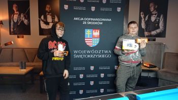 Uczniowie trzymają nagrody