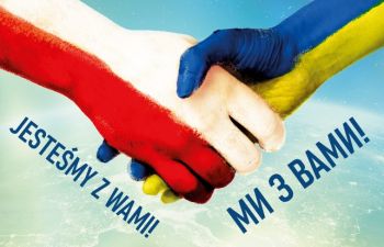 Trzymające się dłonie pomalowane farbami w barwy narodowe Polski i Ukrainy. Napisy: jesteśmy z wami, pomagamy Ukrainie