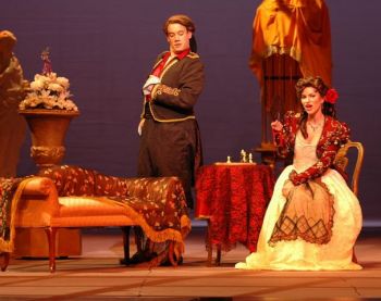 Aktorzy na scenie teatru.