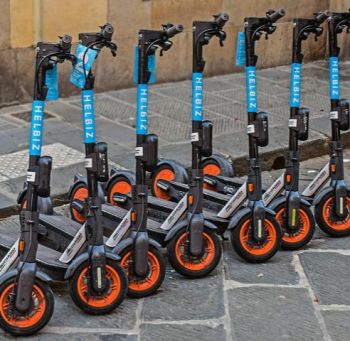 Hulajnogi elektryczne na chodniku.