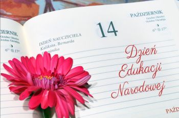 Kartka z kalendarza z napisem Dzień Edukacji Narodowej i pięknym czerwonym kwiatem.
