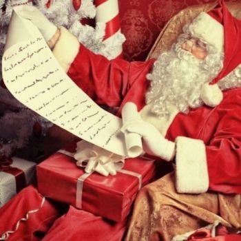 Święty Mikołaj czyta listy  od dzieci.