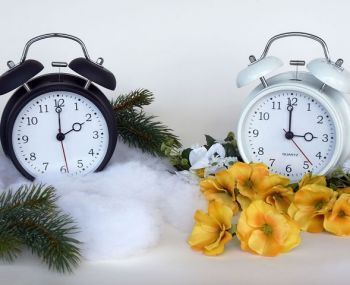 Biały i czarny zegarek. Zmiana czasu z godziny 2.00 na 3.00