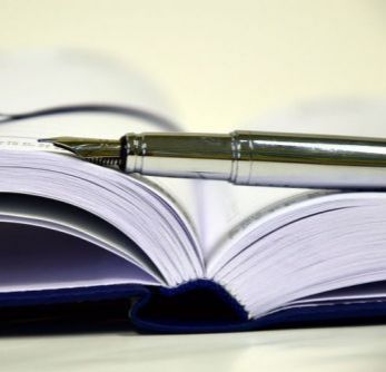 Książka i długopis.