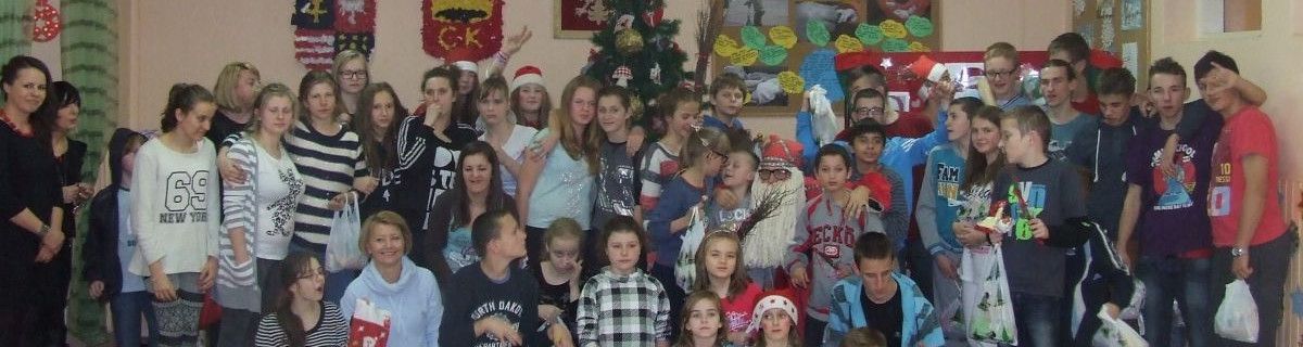 Duża grupa uczniów na spotkaniu z Mikołajem.