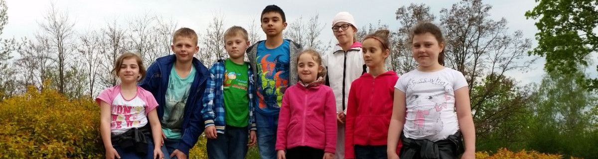 Uczniowie na spacerze jesienią.