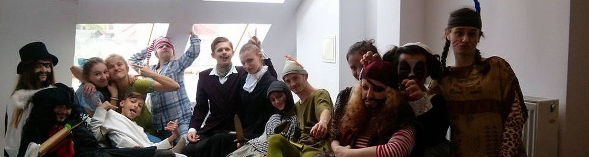 Aktorzy szkolnego teatrzyku w przebraniach.