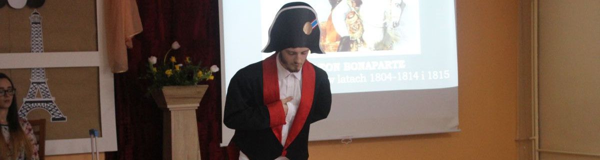 Aktorzy szkolnego teatrzyku na scenie.