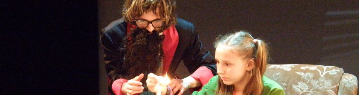 Aktorzy szkolnego teatrzyku na scenie.