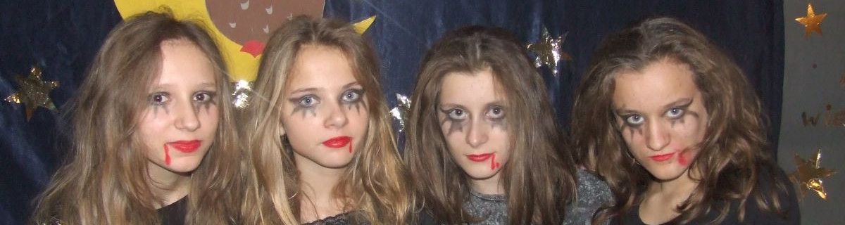 Grupka dziewcząt z halloweenowym makijażem.