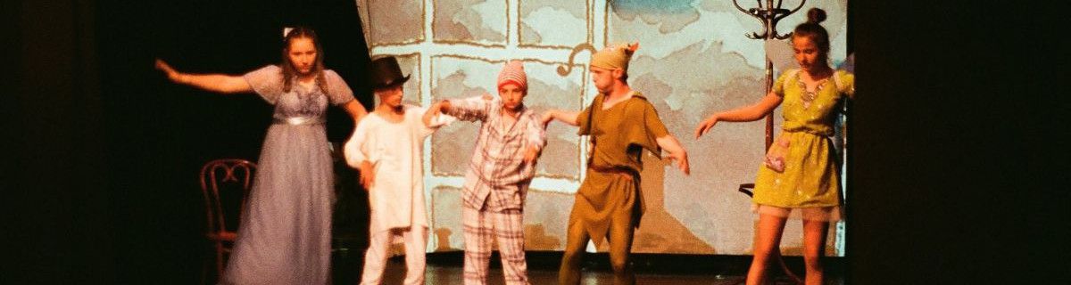 Aktorzy szkolnego teatrzyku na scenie.