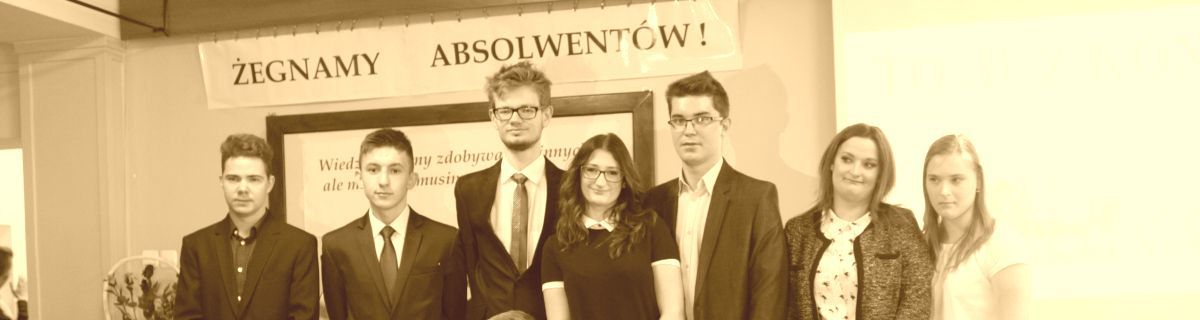 Absolwenci szkoły na zakończeniu roku szkolnego.