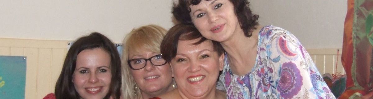 Cztery wychowawczynie internatu uśmiechają się