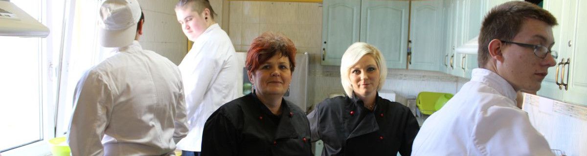 Nauczycielki przedmiotów gastronomicznych w szkolnej kuchni
