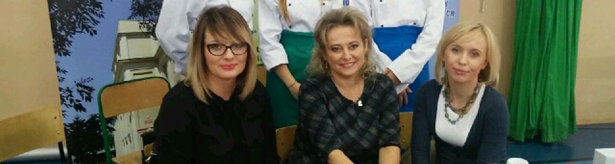 Trzy nauczycielki siedzą przy stoliku i uśmiechają się