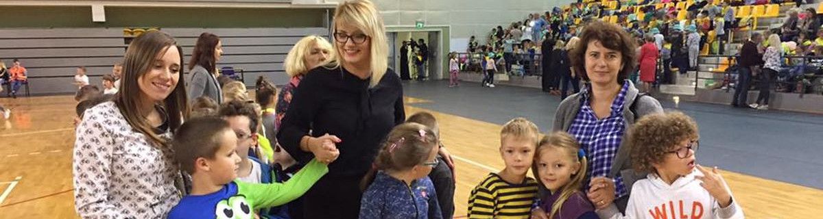 Pani pedagog i grupa uczniów
