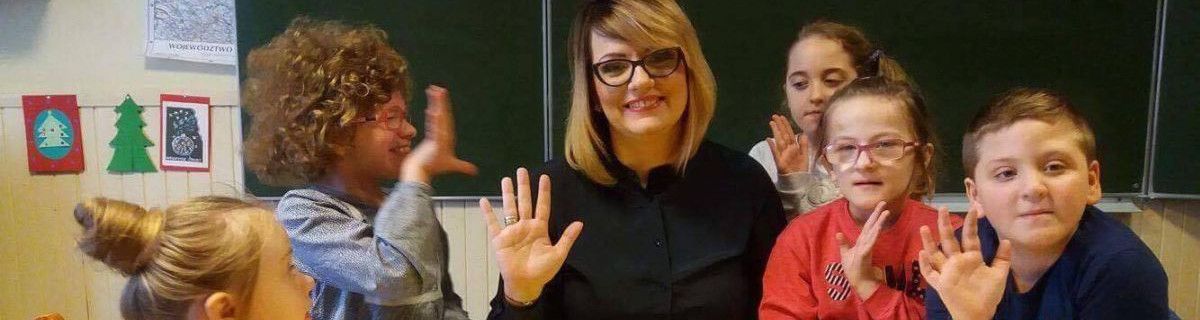 Pani pedagog i uczniowie machają