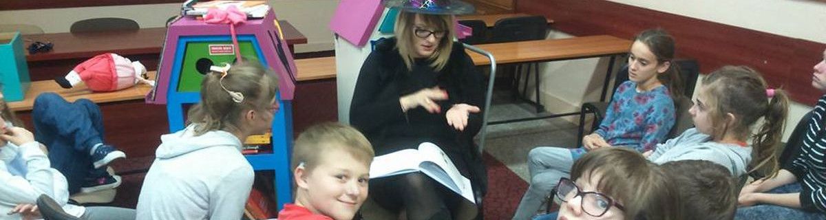 Pani pedagog tłumaczy dzieciom bajkę na język migowy