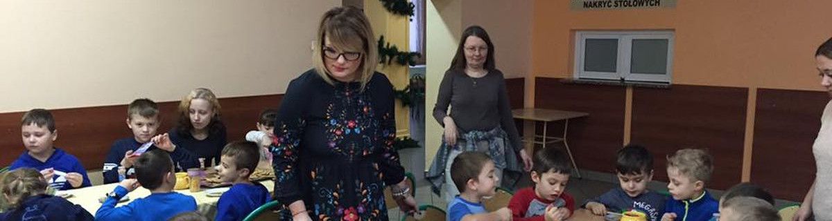 Dzieci na stołówce, obok ani pedagog