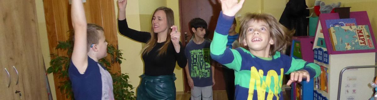 Pani psycholog tańczy z dziećmi