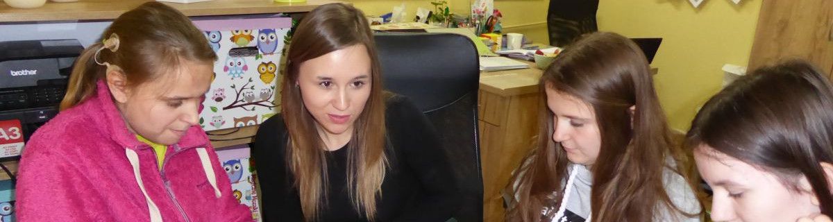 Pani psycholog rozmawia z uczennicami