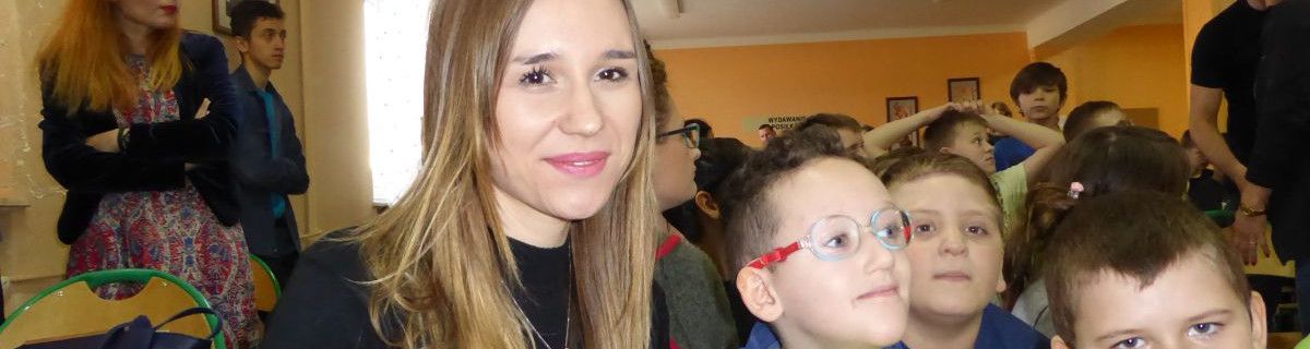 Pani psycholog i grupka dzieci 