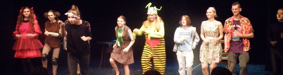 Aktorzy ze szkolnego teatrzyku występują na scenie