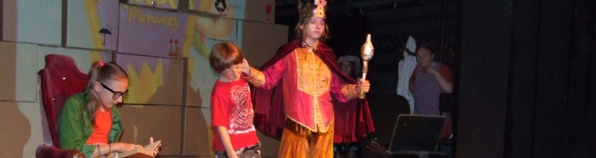 Aktorzy szkolnego teatrzyku w kolorowych strojach