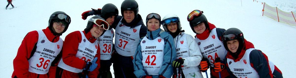 Grupa uczniów i nauczycielka wychowania fizycznego na stoku narciarskim