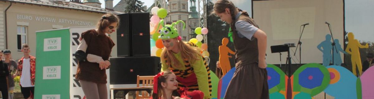 Aktorzy ze szkolnego teatrzyku na scenie