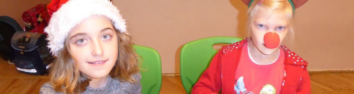Dwie dziewczynki w świątecznych przebraniach