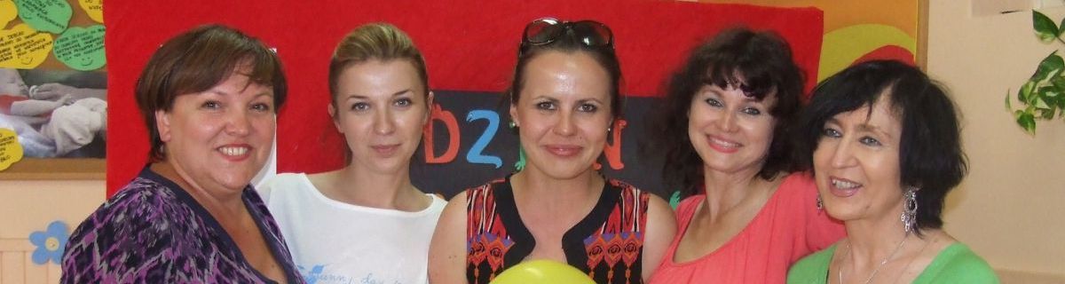 Wychowawczynie internatu stoją obok siebie i uśmiechają się