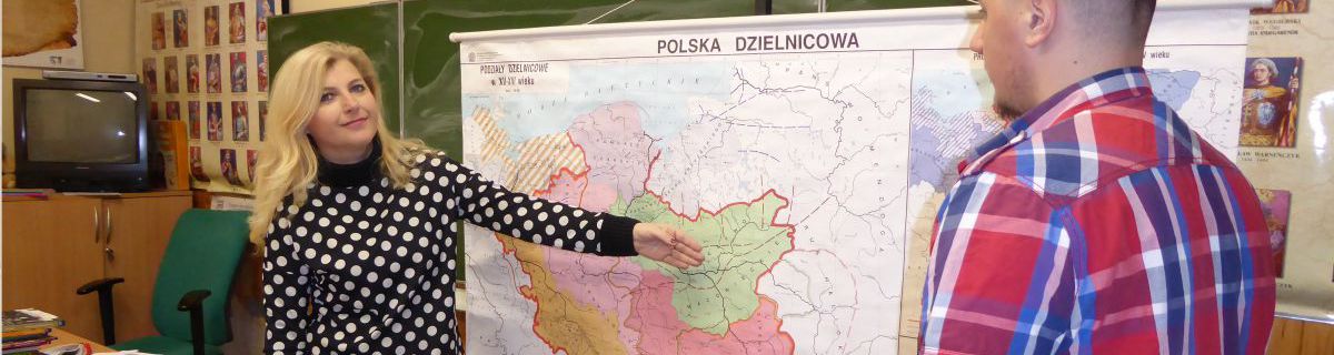 Nauczycielka historii pokazuje mapę dawnej Polski