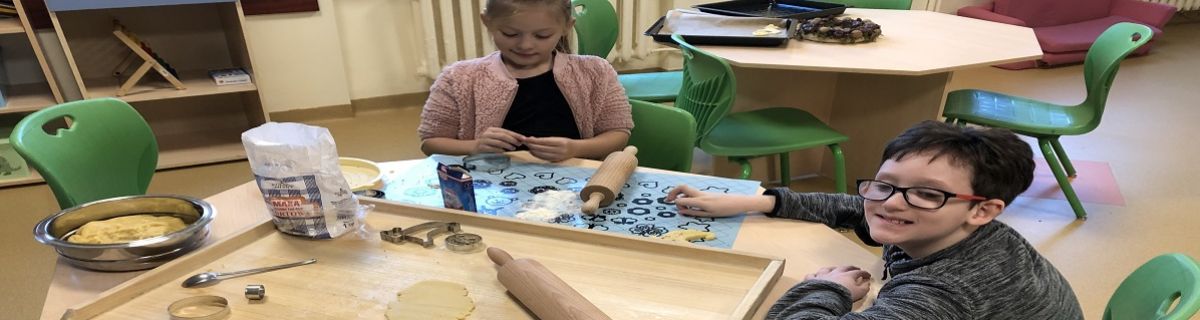 Uczeń i uczennica robią ciasteczka