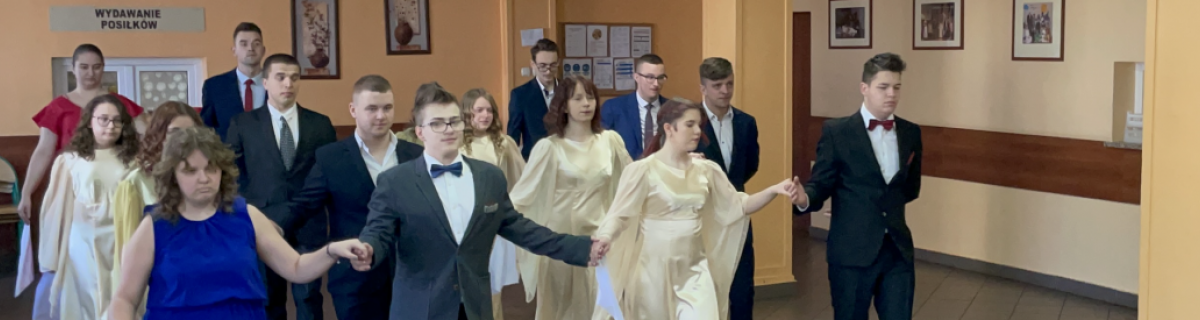 Uczniowie tańczą poloneza.
