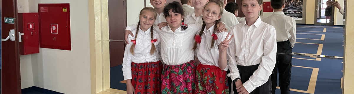 Dzieci w strojach ludowych